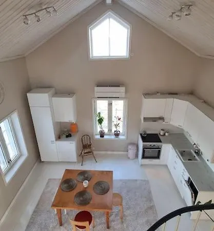 Alpehytte Pieni Saneerattu Hirsitalo Koskenpartaalla Lapinjärvi