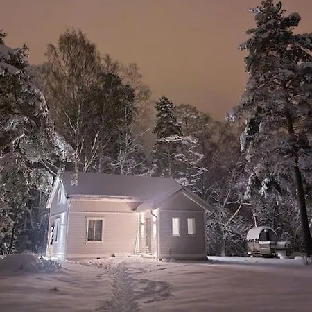 Pieni Saneerattu Hirsitalo Koskenpartaalla * Lapinjärvi