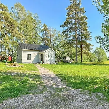 Pieni Saneerattu Hirsitalo Koskenpartaalla Lapinjärvi