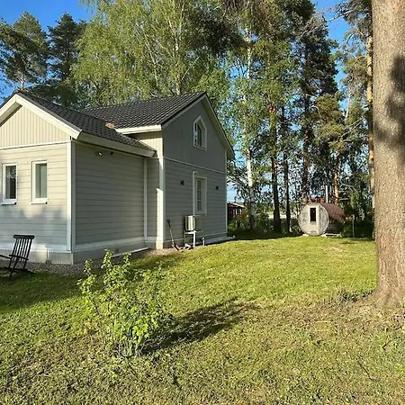 Pieni Saneerattu Hirsitalo Koskenpartaalla Alpehytte Lapinjärvi